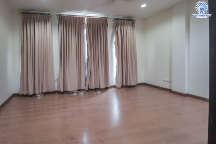 *****ทาวน์เฮ้าส์มือสอง ม.บ้านกลางเมืองสวิสทาวน์ เกษตร-นวมินทร์ แบรนด์ AP เนื้อที่ 29.5 ตร.ว. มาพร้อมฟังก์ชัน 3 ห้องนอน 3 ห้องน้ำ 2 ที่จอดรถ แถมฟรี !!! เครื่องปรับอากาศ 5 เครื่อง และเครื่องทำน้ำอุ่น 2 เครื่อง สภาพแวดล้อมเยี่ยม ทำเลดีเชื่อมต่อ ถ.พหลโยธิน, ถ.เกษตร-นวมินทร์ ใกล้ ม.เกษตร และรถไฟฟ้าสายสีเขียว "สถานีมหาวิทยาลัยเกษตรศาสตร์"